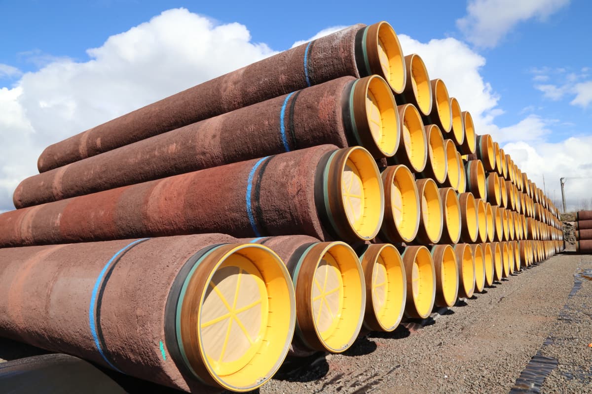 Valmiiksi pinnoitettuja kaasuputkia varastoituna Kotkan Mussalon satamassa.