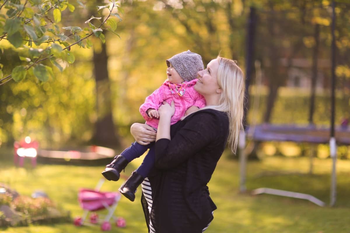 Henna Rahkonen esikoisensa kanssa syyskuussa 2015. Hänellä on vain vähän kuvia raskausajoistaan.