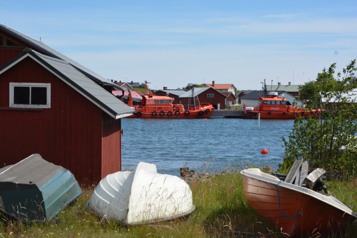 Utön satamassa Saaristomeren luotsausalueen kuttereilla on suojainen kotisatama.
