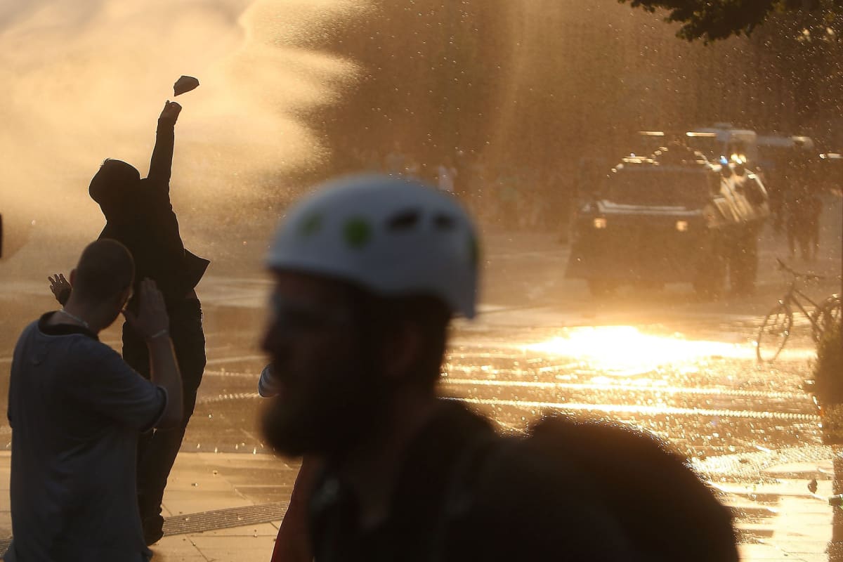 Mielenosoittajat heittelivät kiviä mellakkapoliisia kohti Hampurissa 7. heinäkuuta. 