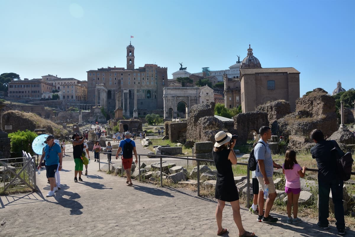 Antiikin Rooman poliittisen vallan keskus Forum Romanum on suosittu turistinähtävyys.