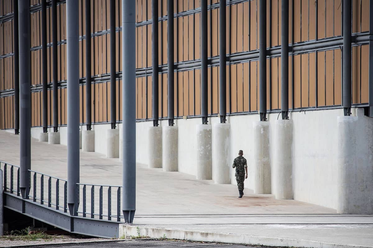 Sotilas kävelee  Deodoron olympiapuistossa.