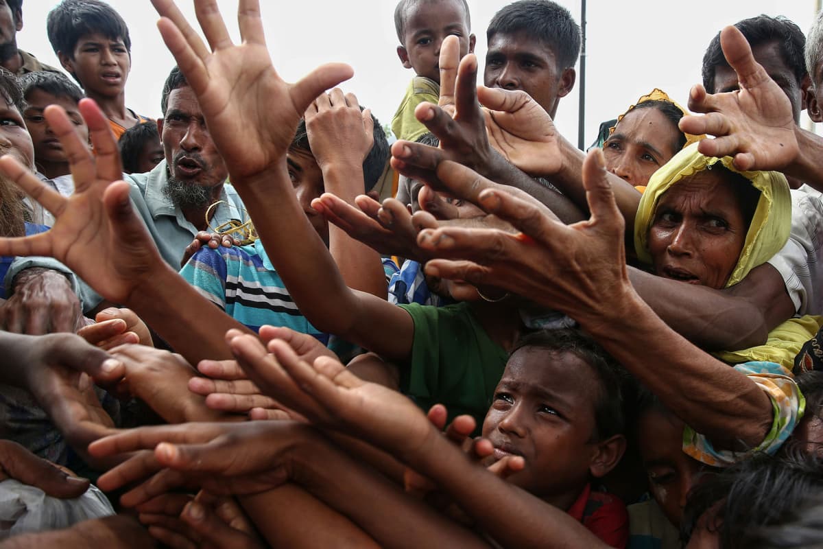 Rohingya-pakolaisia odottamassa ruoka-apua Kutupalongin pakolaisleirillä Bangladeshin ja Myanmarin rajalla 31. elokuuta.