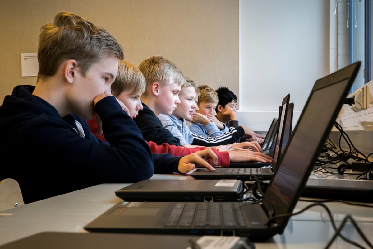 Lintumetsän koulun 8D oppilaita tietokoneilla