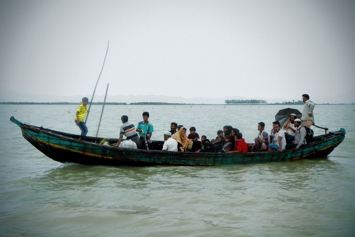 Rohingya-pakolaisia veneessä.