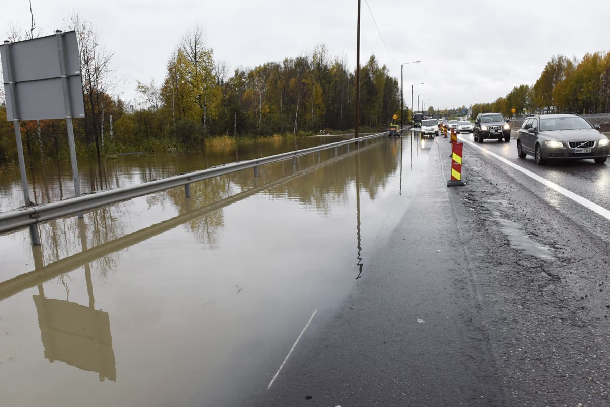 Ruuhkaa ja tulvavettä Turun moottoritiellä.