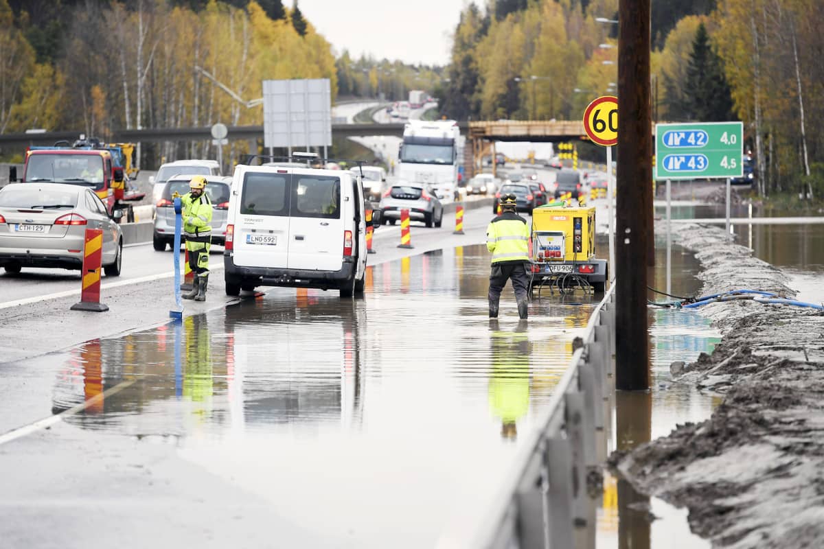 Tulvavettä Turun moottoritiellä keskiviikkoaamuna. 