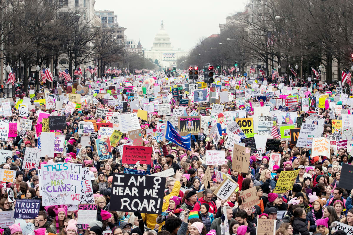 Naisten marssi keräsi tammikuussa satojatuhansia mielenosoittajia Washingtoniin vastustamaan presidentti Donald Trumpia.