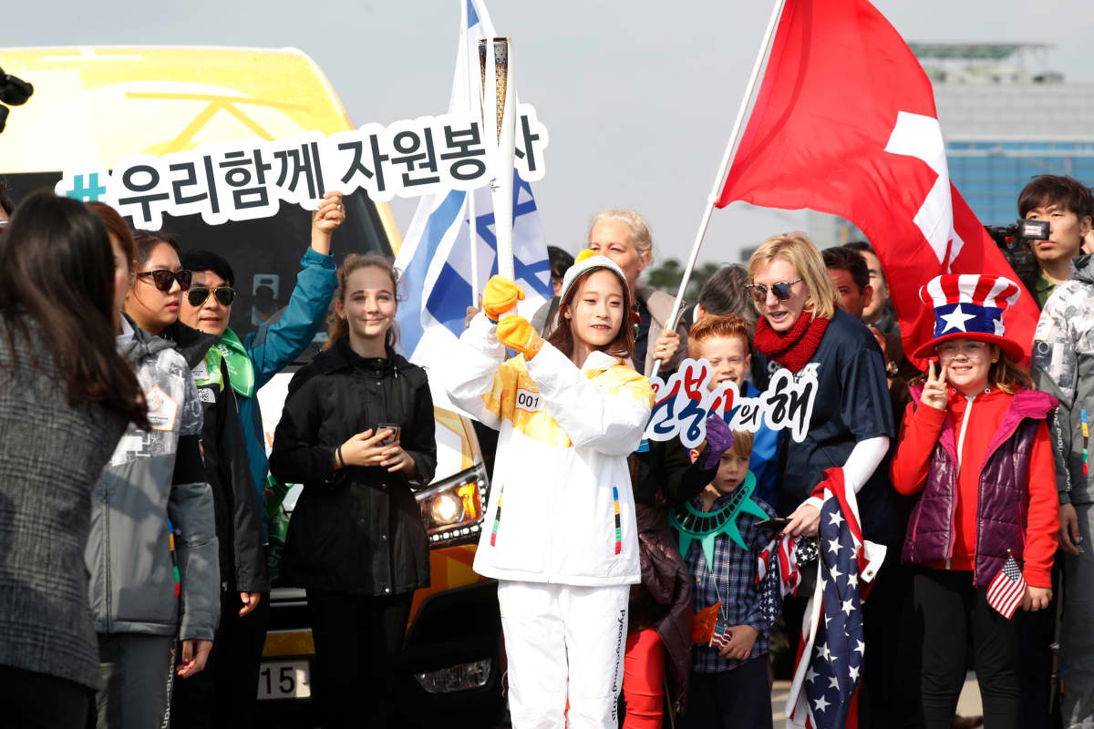 Olympiatuli saapui PyeongChangiin keskiviikkona 1. marraskuuta 2017 korealaisen taitoluistelijan Young Youn kantamana.