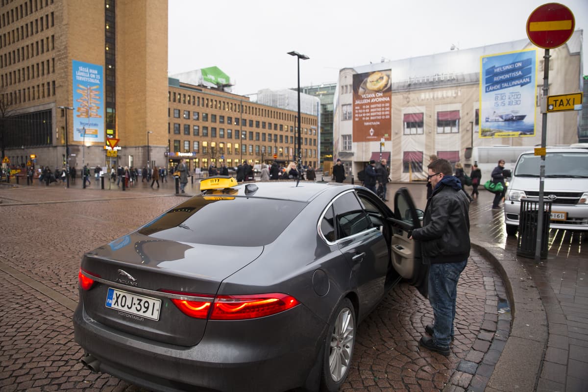 Kuinka saada pirssi alle pikkujouluyönä? Vältä näitä taksitolppia  Helsingissä | Yle Uutiset