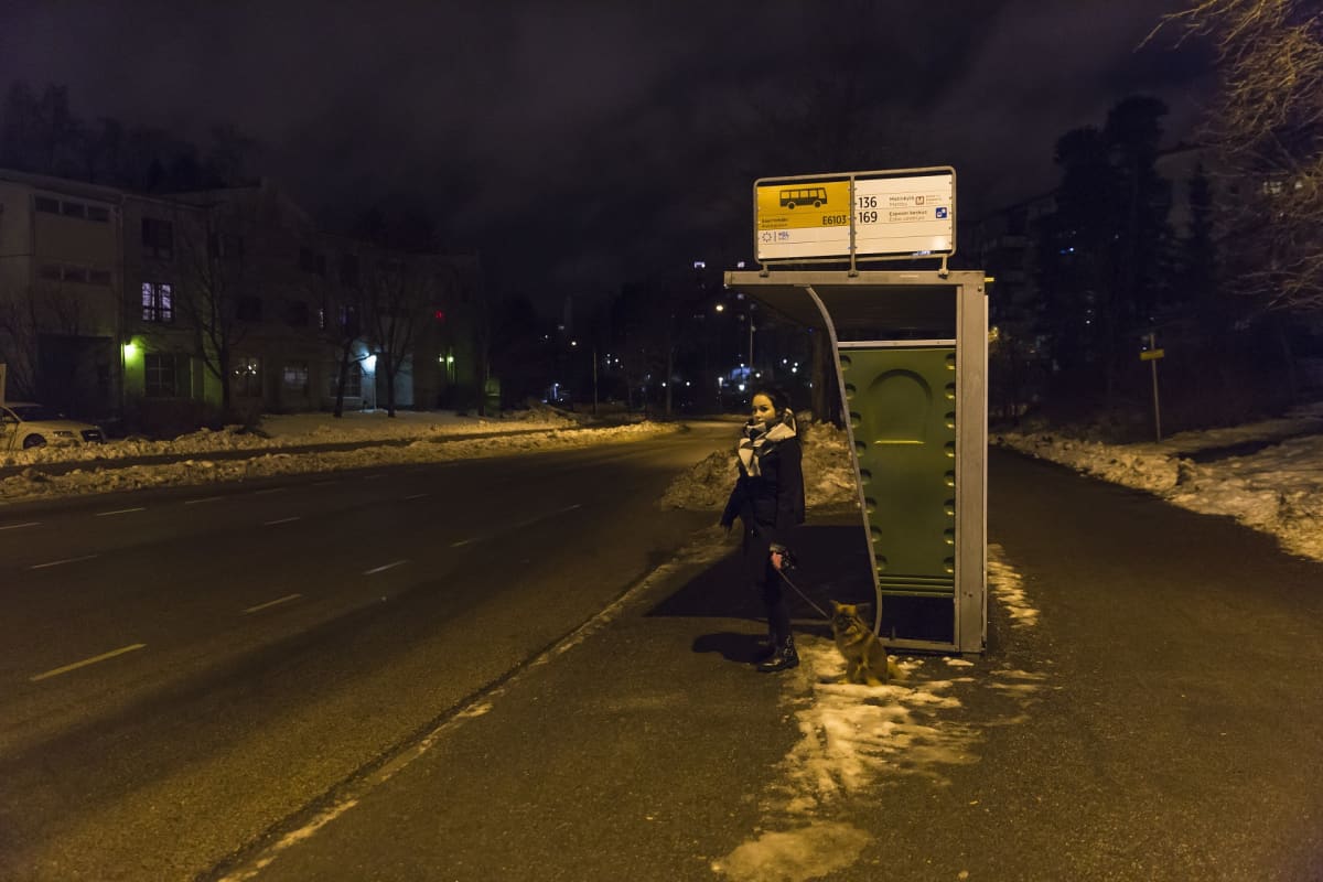 Sara Malinen bussipysäkillä Espoossa
