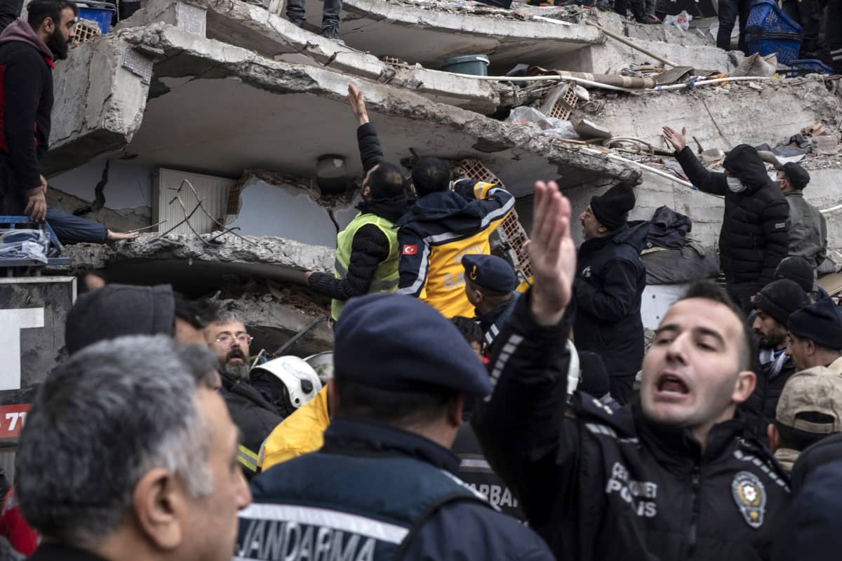 Maanantain maanjäristys oli suurin Turkissa havaittu järistys  vuosikymmeniin, kertoo tutkija | Yle Uutiset