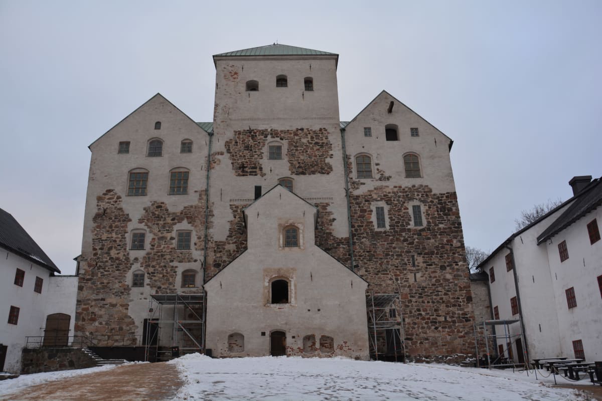 Turun linna on kiinnostanut kävijöitä, vaikka vierailuaikaa on rajoitettu |  Yle Uutiset