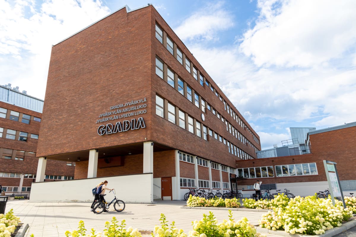 Gradian henkilöstö vähenee ja koulutusaloja lopetetaan Jämsässä –  Nuorisovaltuustoa huolestuttaa säästötoimet, joista päätettiin eilen