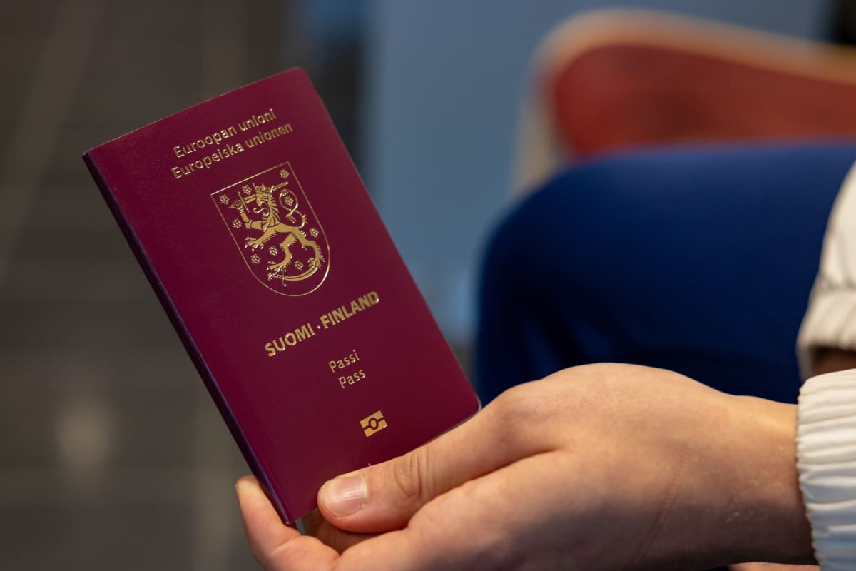 Jokaisella olisi aina hyvä olla voimassaoleva matkustusasiakirja, suosittaa  Rajavartiolaitos – poliisin mukaan sodan eskaloituminen huolettaa osaa  passin uusijoista