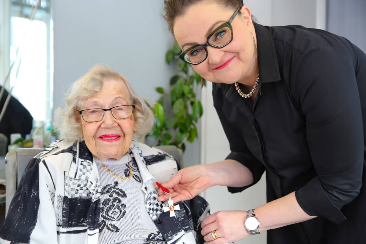 Suomen vanhin yrittäjä Aira Ehrlund, 100, käy edelleen joka päivä töissä:  