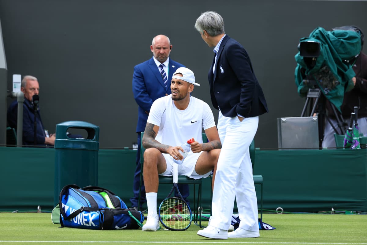 Tennistähti Nick Kyrgios sylki kohti yleisöä Wimbledonissa – pitää tekoaan  oikeutettuna: 