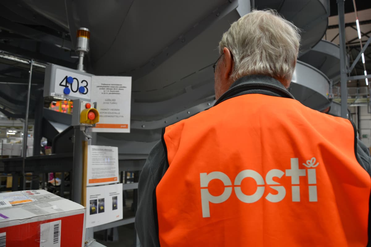 Postanställd på postcentralen i Lundo.