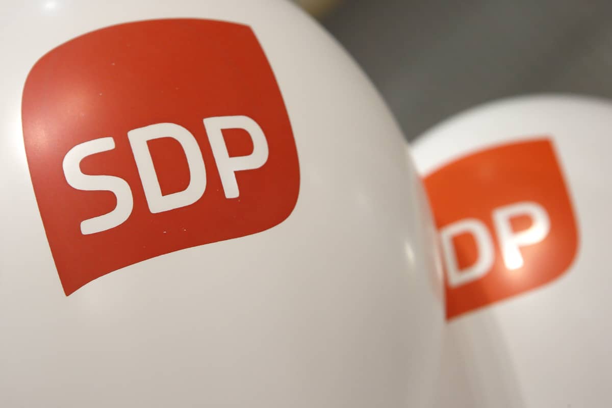 Ilmapalloja SDP:n logolla