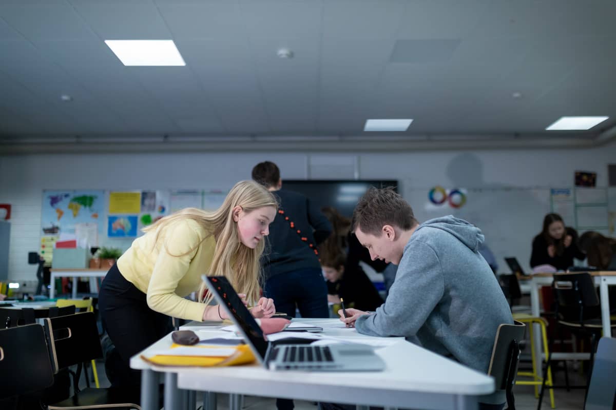 Yhdeksännen luokan oppilaita englannin kielen opetuksen tunnilla (keltaisessa paidassa vas Pinja Posti), Riihikallion koulu, Tuusula, 15.1.2019.