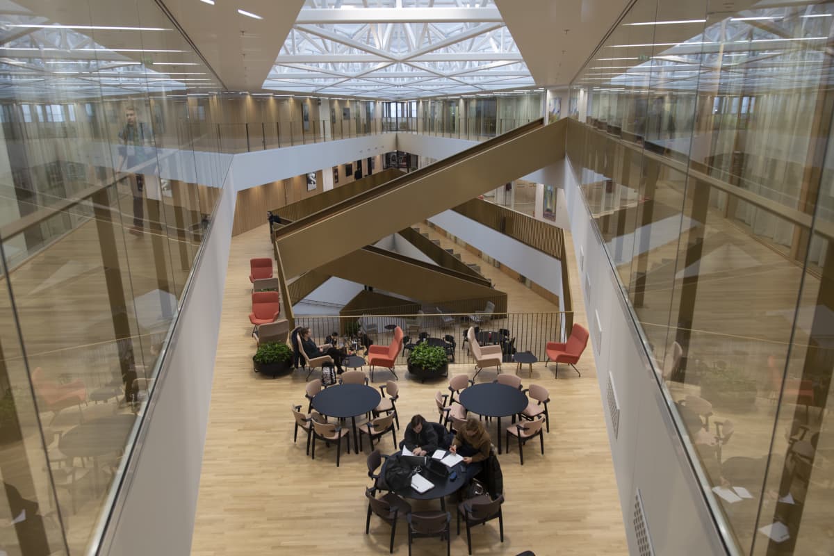 Aalto-yliopiston kauppakorkeakoulun avointa aulatilaa opiskelua varten.
