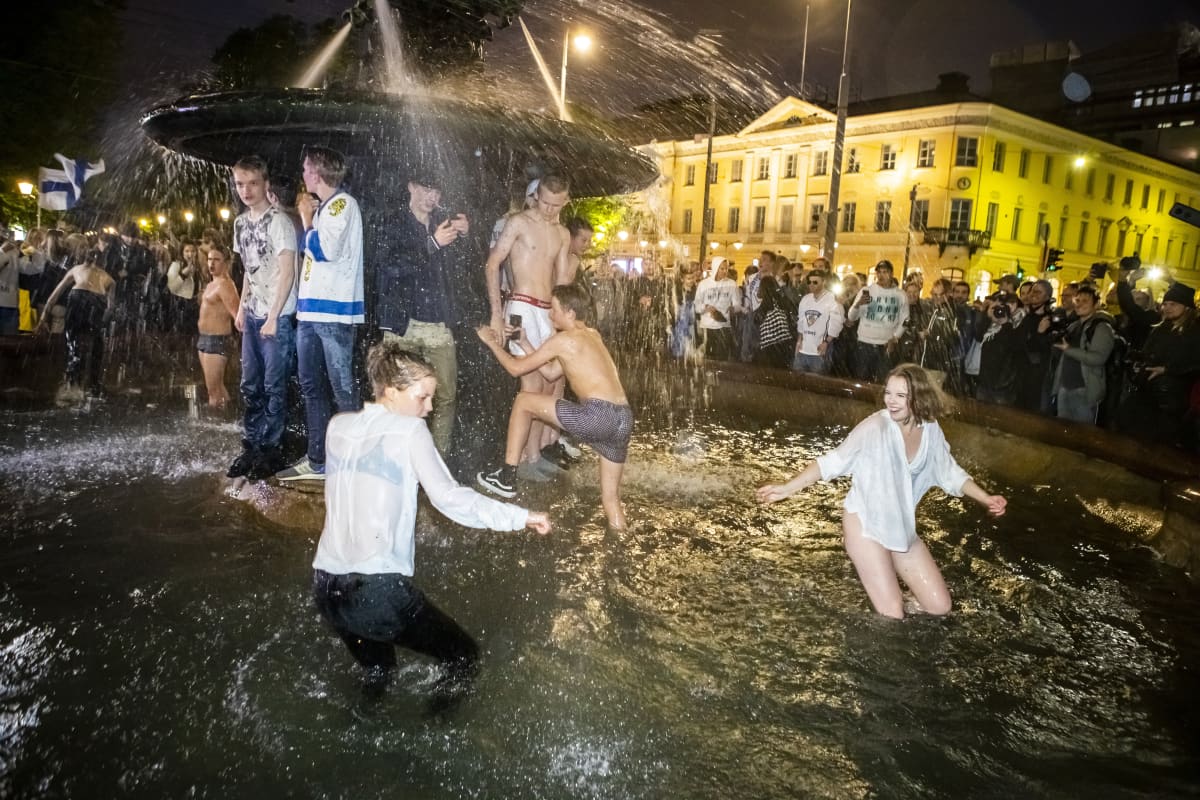 Kansa juhlii Helsingissä Havis Amandan patsaalla jääkiekon maailmanmestaruutta 27.5.2019.