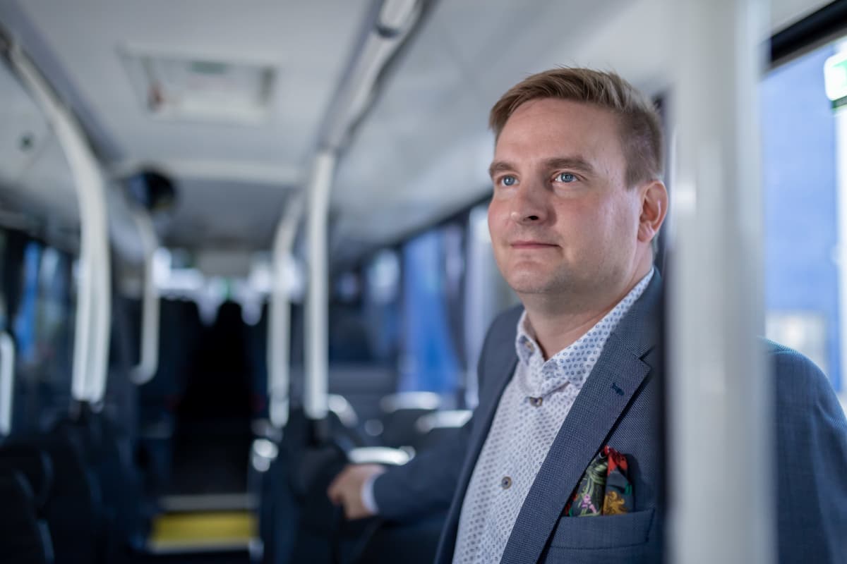 VDL Bus & Coach Finland Oy:n kehitysjohtaja Sami Ojamo kuvattuna bussin sisällä, Vantaa, 12.7.2019.