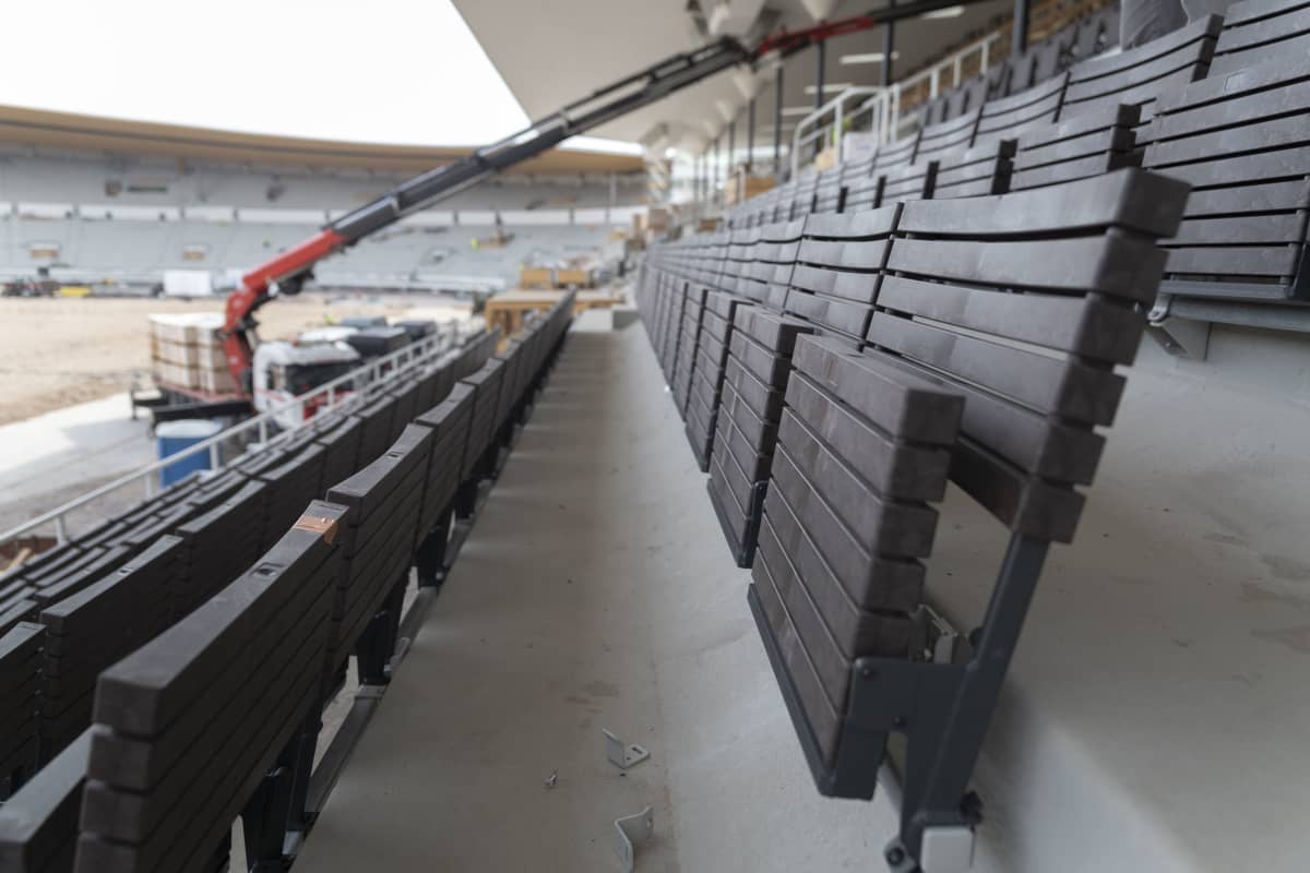 Helsingin olympiastadionin pääkatsomon juuri asennettu penkkirivi