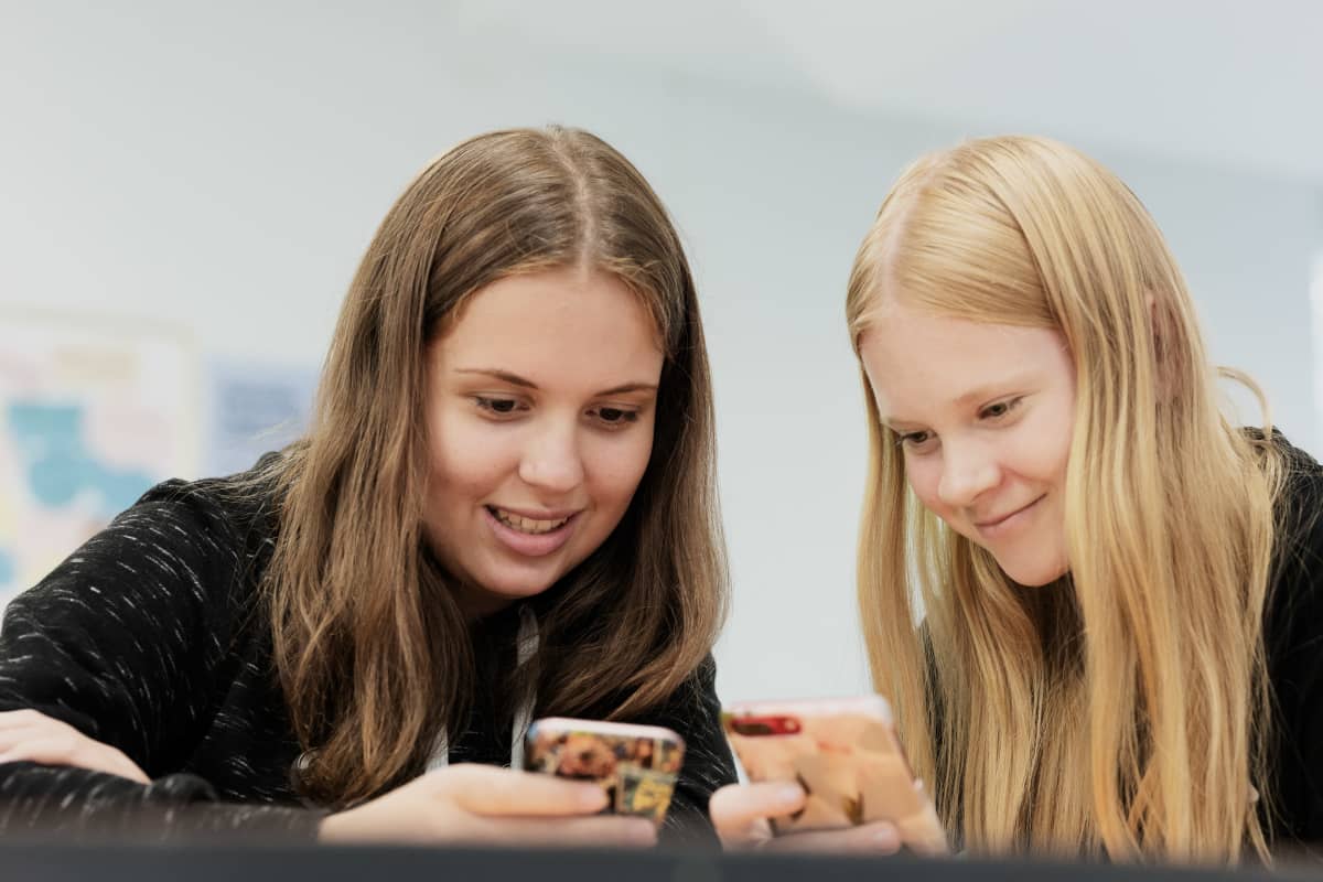 Hedie ja melina tutkivat huvittuneina kännykkäviestejä 16.9.2019.