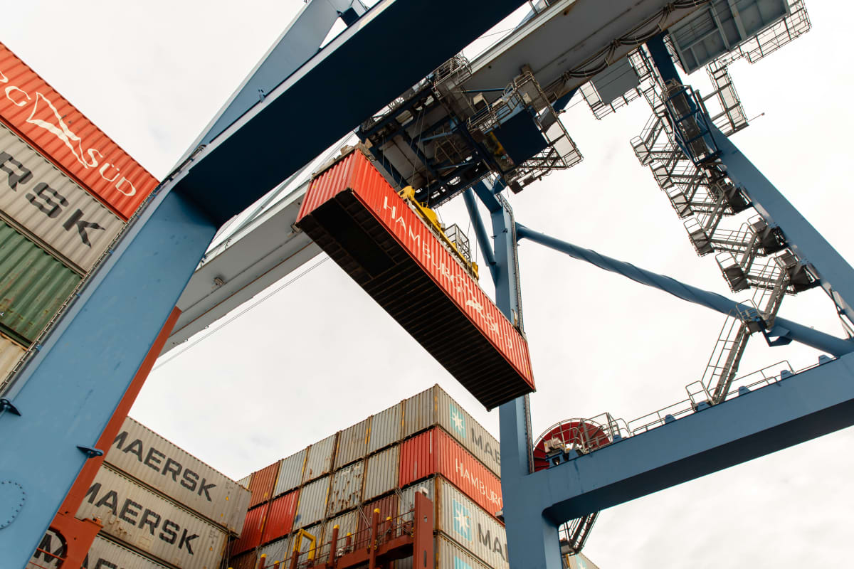 Rahtilaivaan lastataan kontteja HaminaKotkan satamassa.