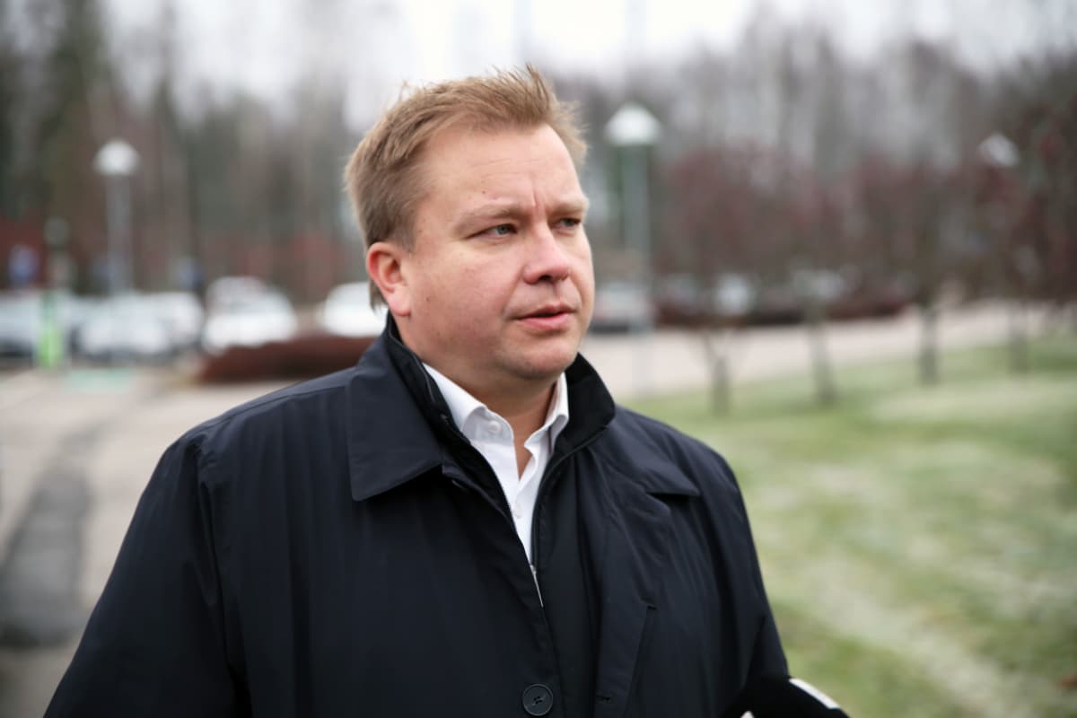 puolustusministeri Antti Kaikkonen