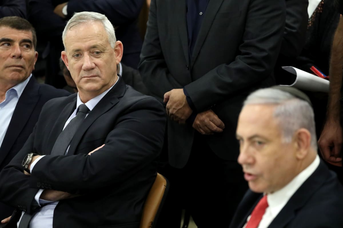 Sininen ja valkoinen -puolueen johtaja Benny Gantz (vas.) ja virkaa tekevä pääministeri ja Likud-puolueen johtaja Benjamin Netanjahu Knessetissä lokakuussa.