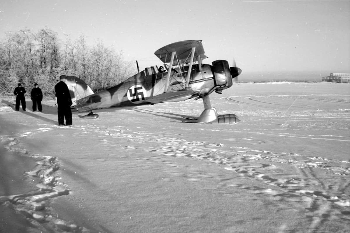 Lentorykmentti 19:n Gloster Gladiator -hävittäjä jäällä Veitsiluodon edustalla talvisodan aikana.