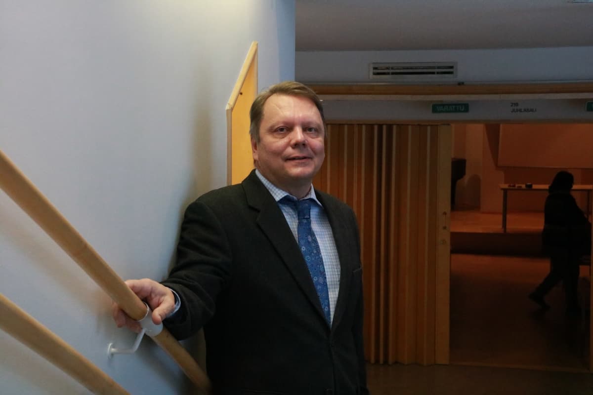 Valtimon viimeinen kunnanjohtaja Kyösti Korhonen poseeraa Valtimo-talolla.