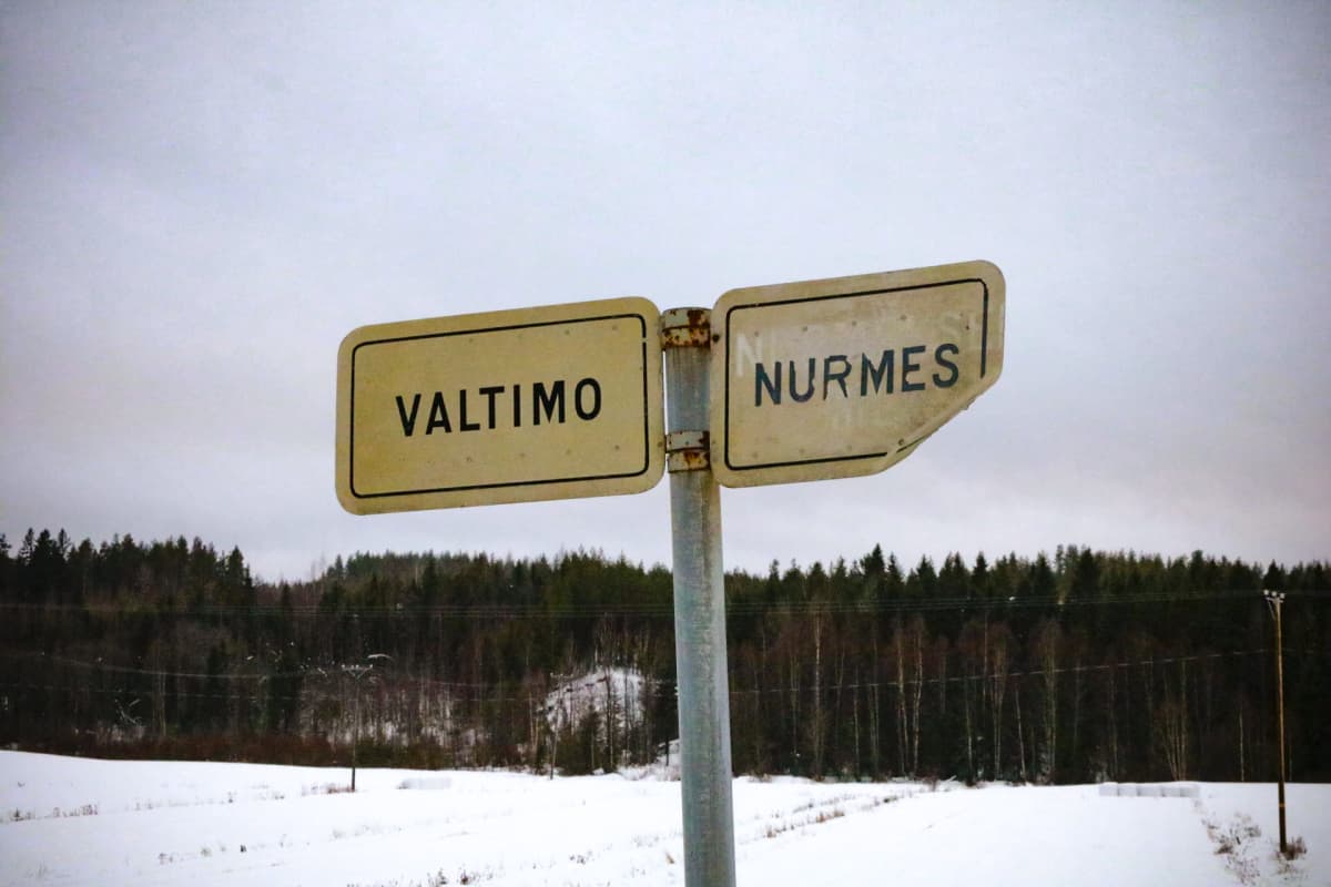 Nurmeksen ja Valtimon vanha ja ruostunut rajakyltti 6-tiellä, kuntien vanhalla rajalla.