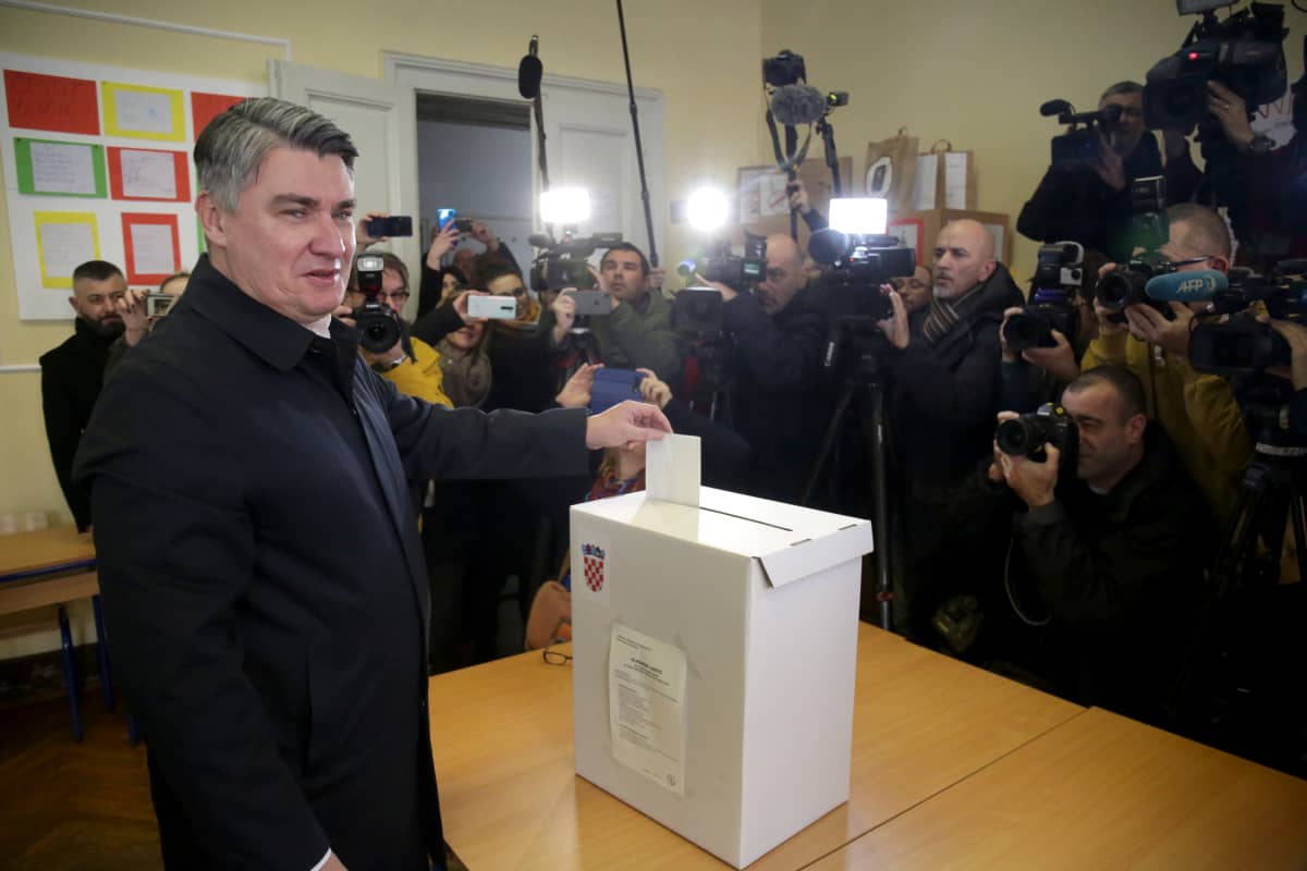 Zoran Milanovic röstar i Kroatiens presidentval, den andra omgången.