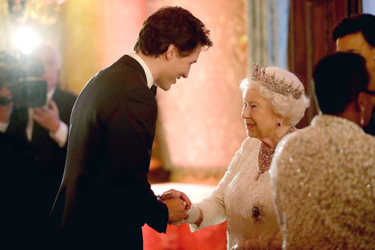 Justin Trudeau ja kuningatar Elisabet kättelevät.