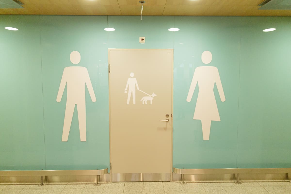 Miesten, koirien ja naisten vessat vierekkäin.