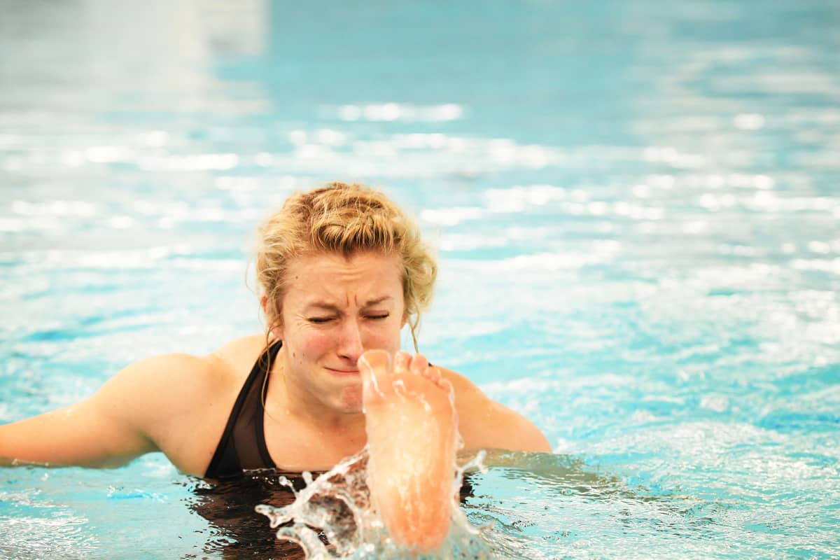 Anni Vuohijoki tränar i vattnet.