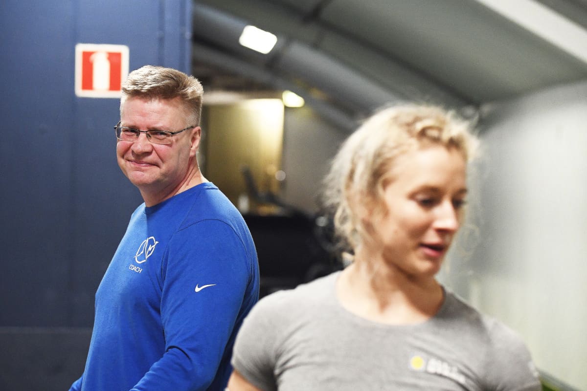 Anni Vuohijoki med sin tränare Mika Tiainen.