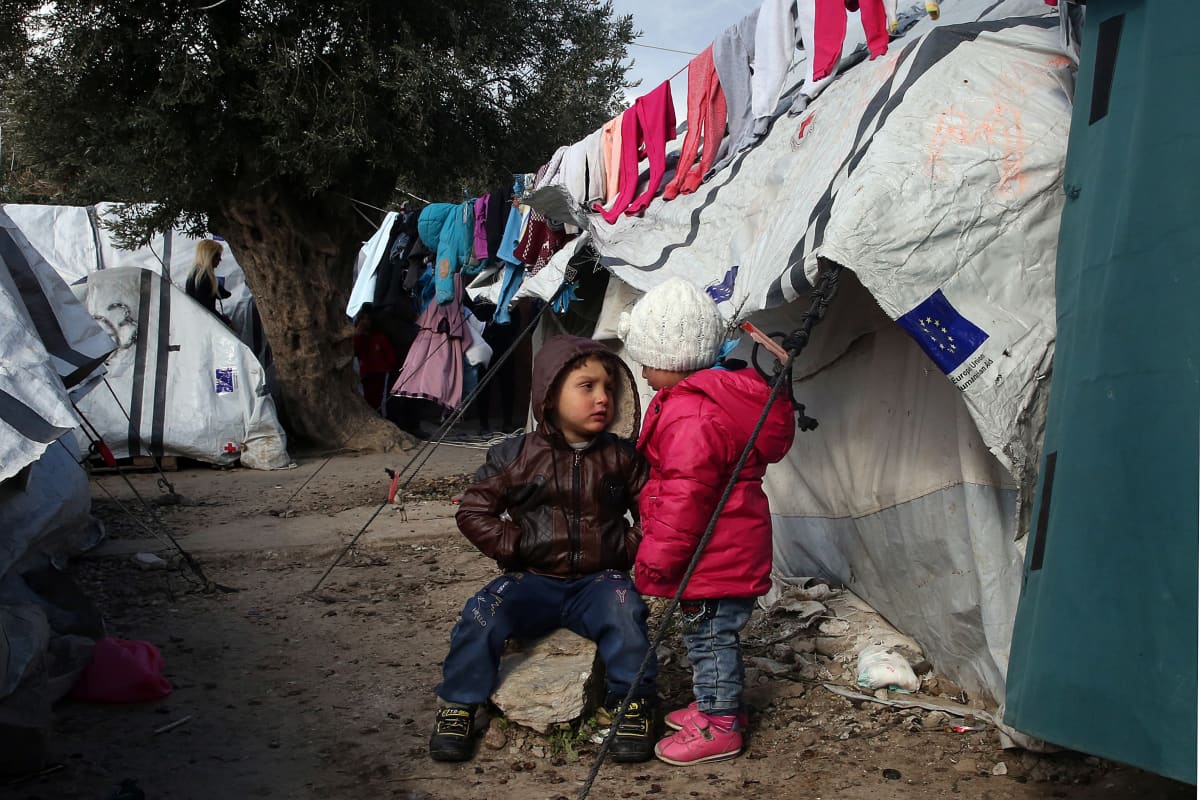 Lapset telttansa ulkopuolella Morian pakolaisleirillä Lesboksella