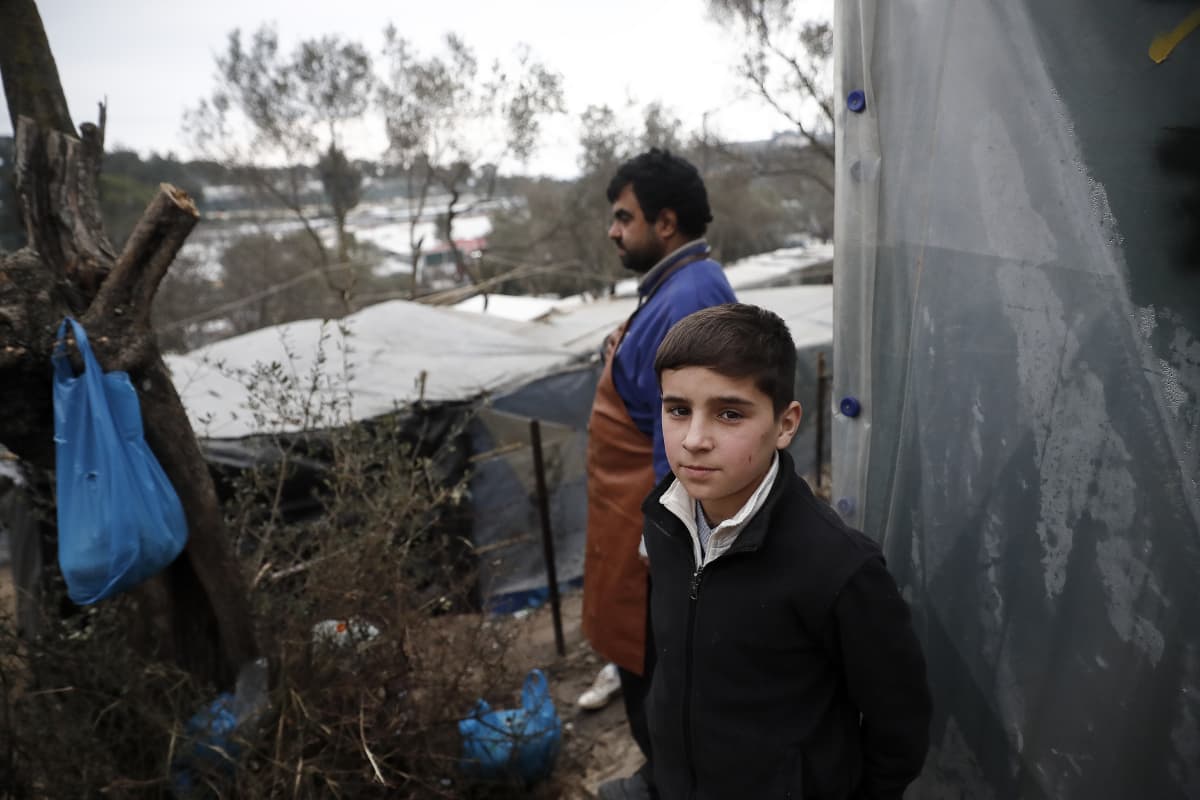 Nuori afgaanipoika telttansa edustalla Morian pakolaisleirissä Lesboksella.