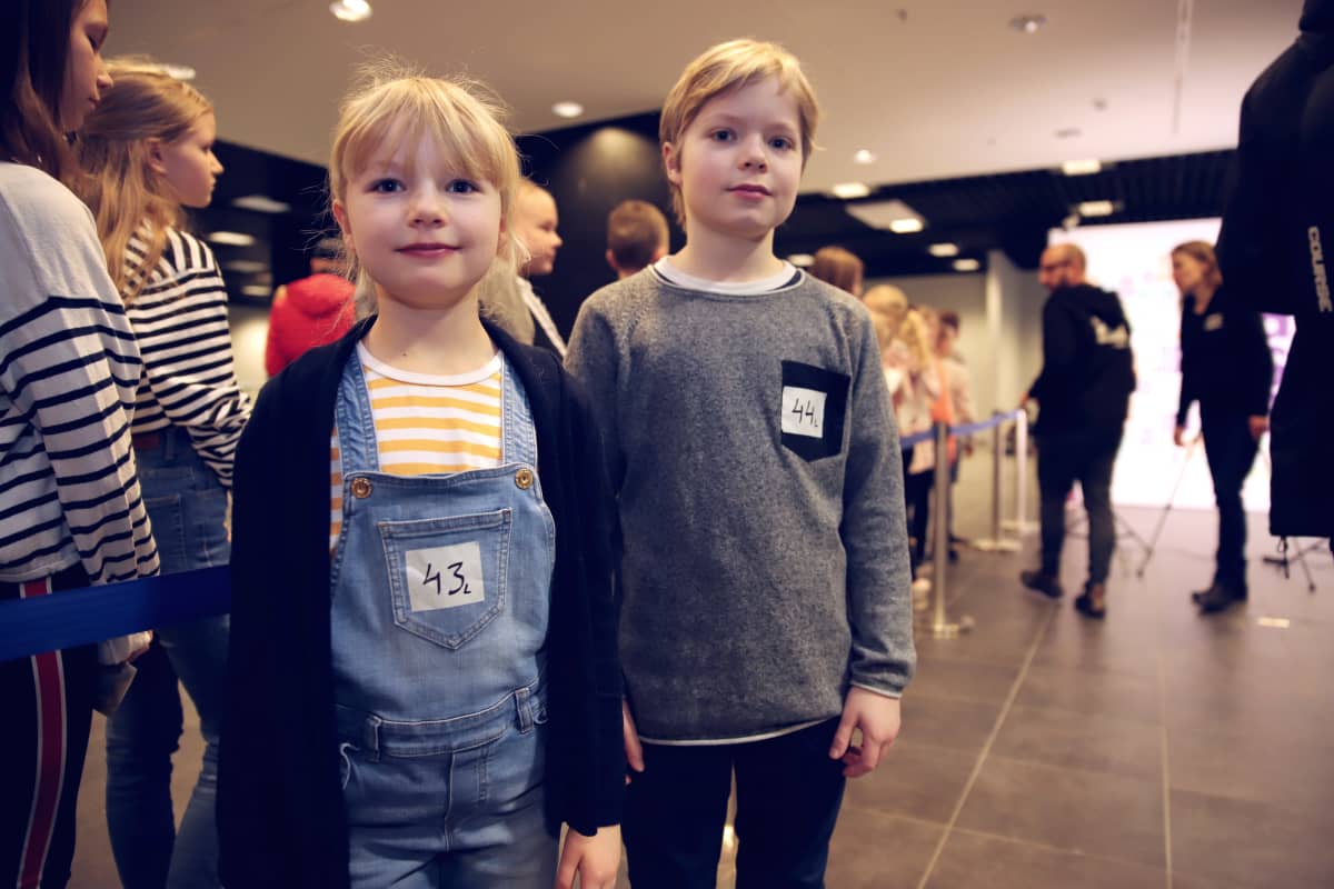 Aini ja Ilmari Ryymin Etsivätoimisto Henkka ja Kivimutka -elokuvan koekuvauksissa Lahdessa kauppakeskus Karismassa.