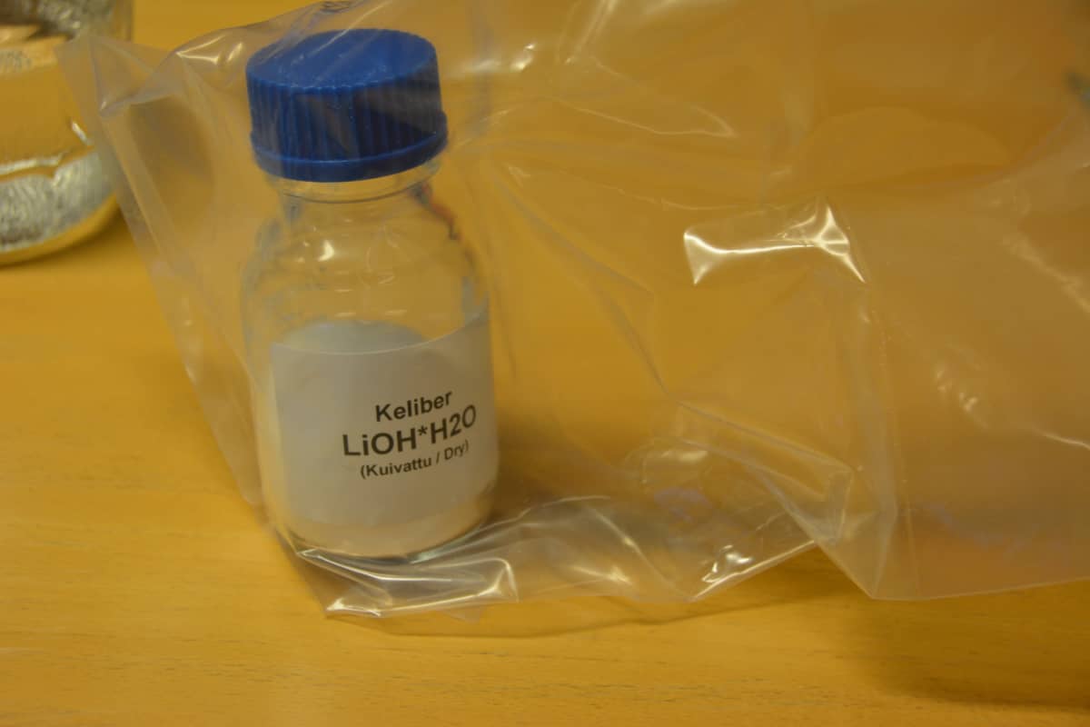 Kuivattua litiumhydroksidia pienessä pullossa.