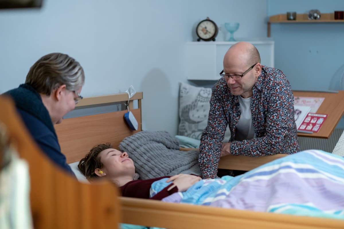 Kroonista väsymysoireyhtymää (CFS) sairastava Nelli Hänninen (kesk) yhdessä vanhempiensa kanssa - Jaana (vas) ja Pasi (oik), Espoo, 21.2.2020.