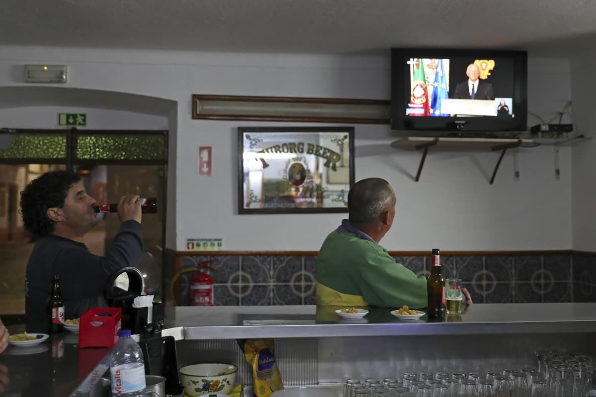 Baarin asiakkaat seurasivat Elvasissa televisiosta, kun Portugalin presidentti julisti keskiviikkona maahan poikkeustilan.
