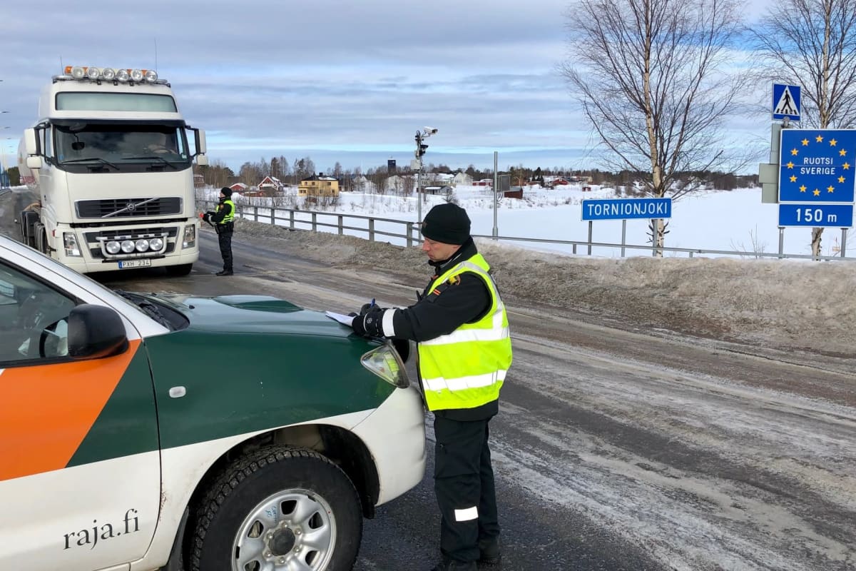 Rekka pysäytettynä Ruotsin vastaisella rajalla, rajavartija keskustelee kuljettajan kanssa,
