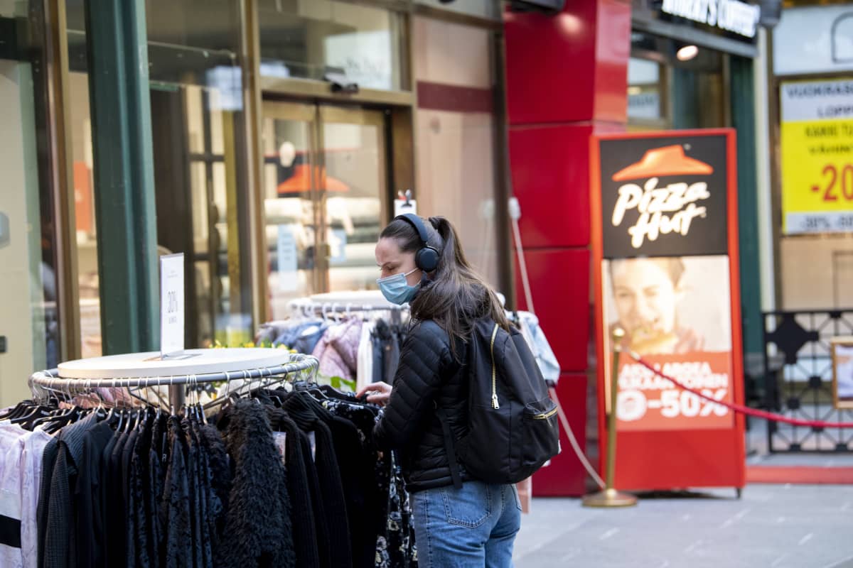 Hengityssuojaa käyttävä nainen helsingin keskustassa 25. maliskuuta.