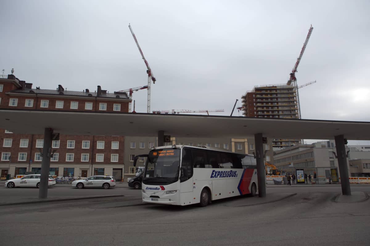 ExpressBus-pikavuoro Tampereen linja-autoasemalla 26. maaliskuuta.