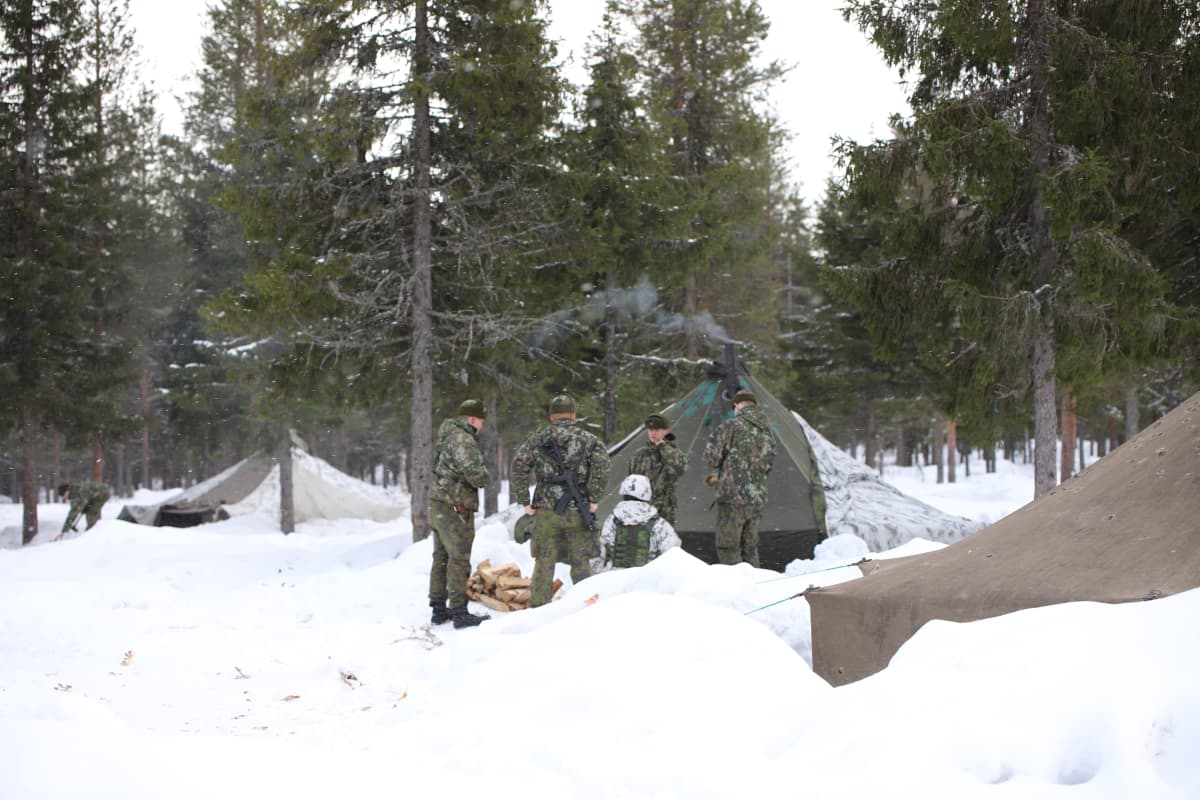 Jääkäriprikaatin varusmiehet telttamajoituksessa koronauhkan vuoksi